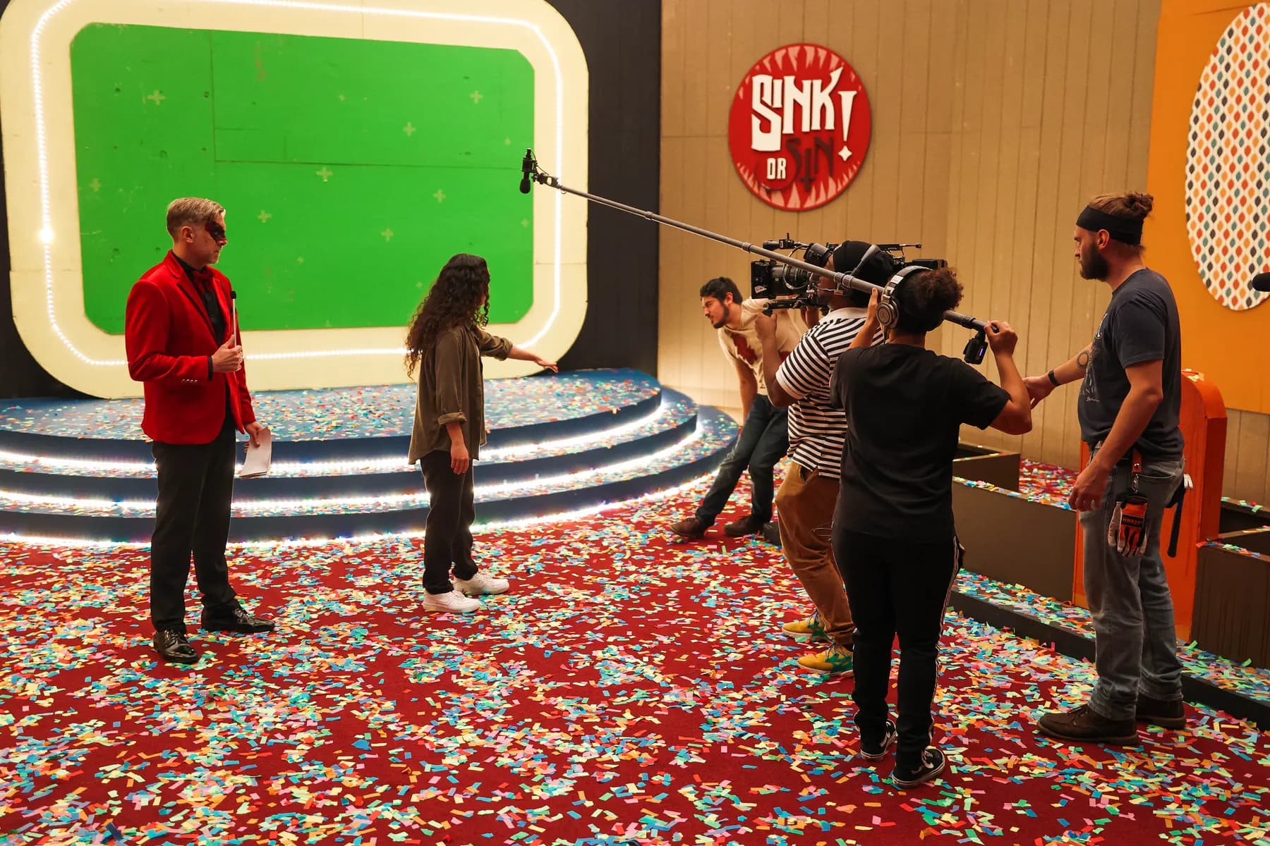 Behind the scenes on the set of Sink or Sin (10 of 14)