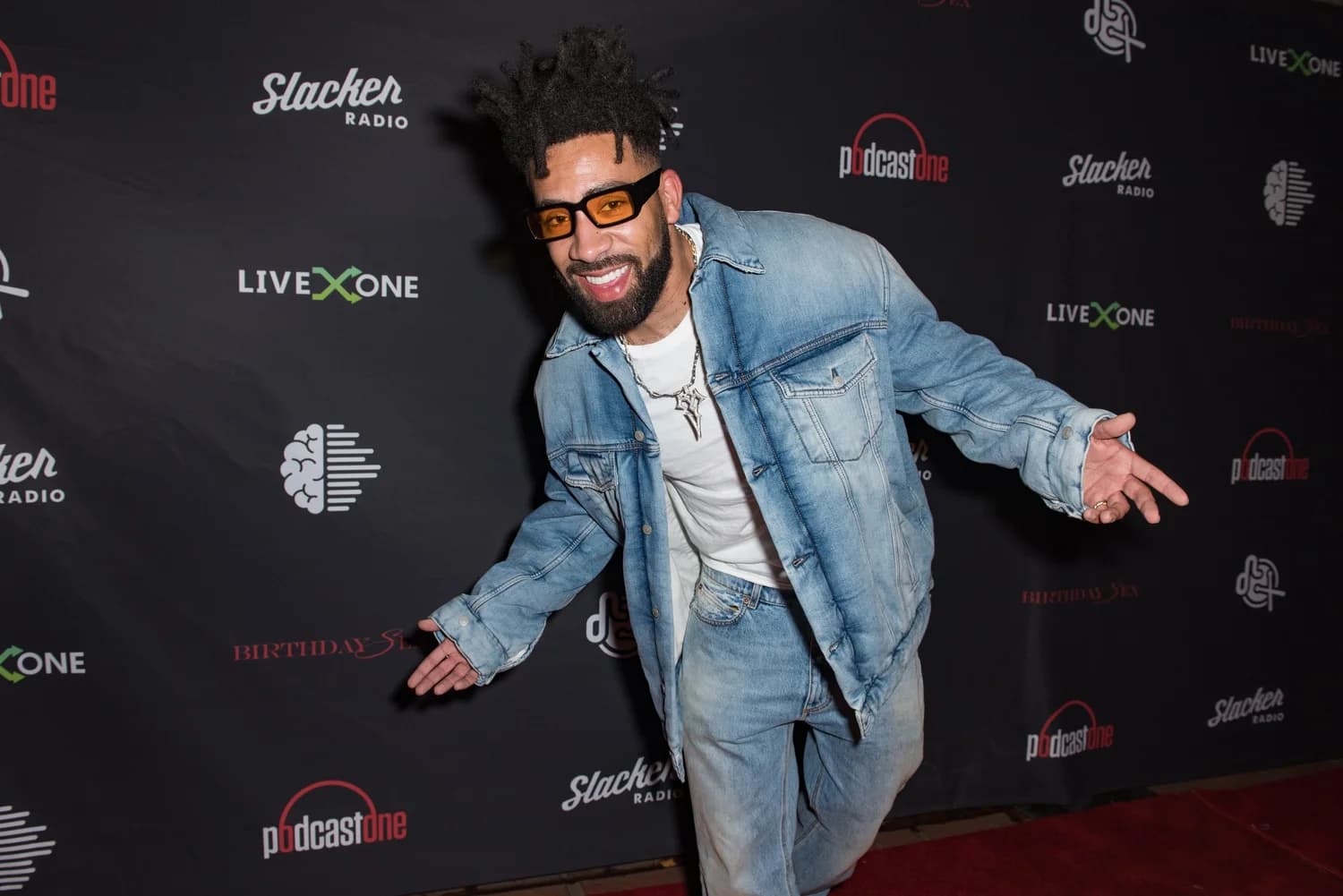 Red carpet coverage — frame 11